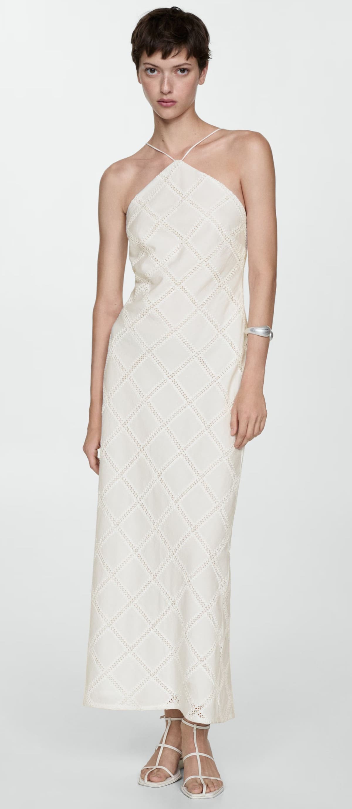 El nuevo vestido bordado con cuello halter de color blanco de Mango