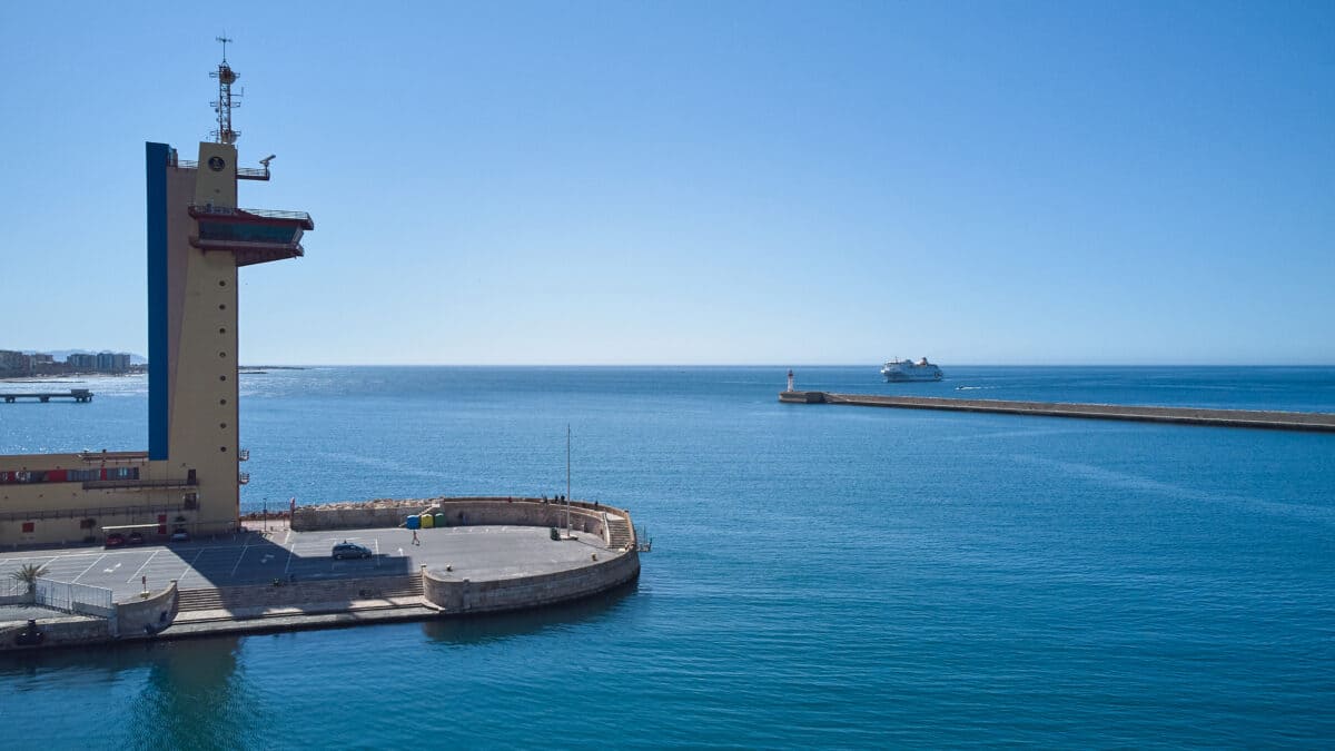 El muelle de pescadores del puerto de Almería