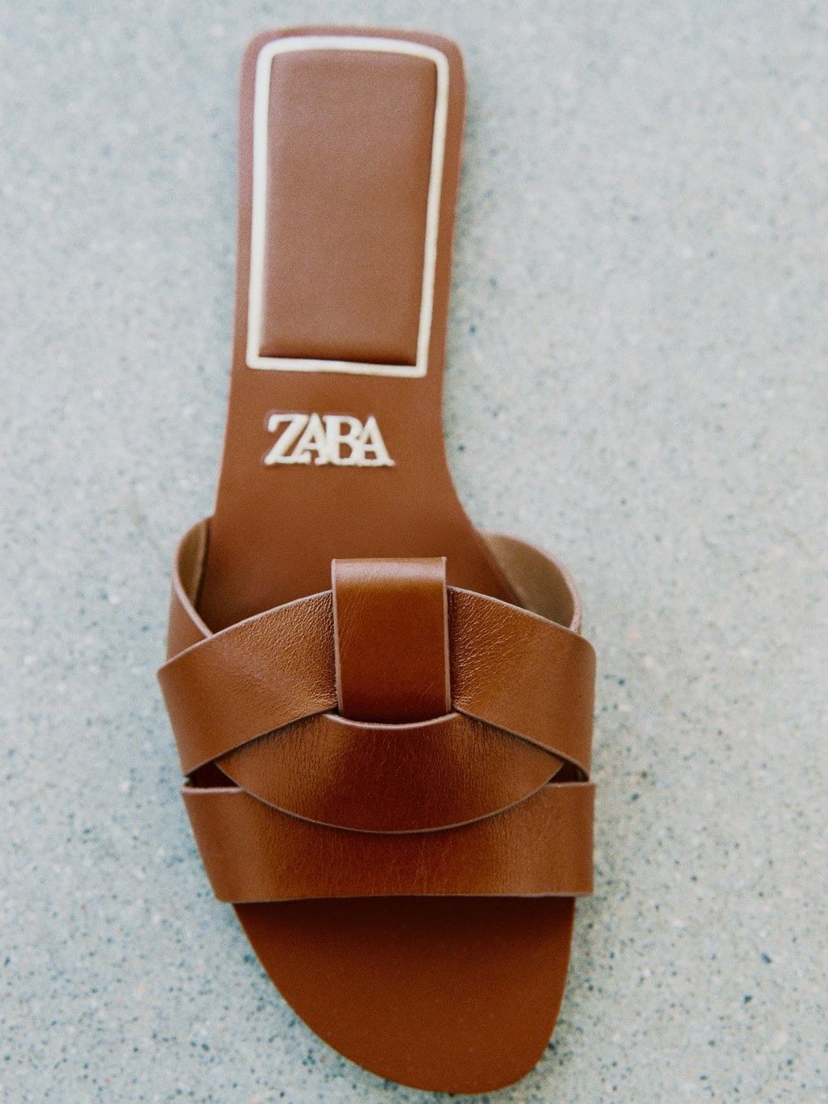 Sandalias planas de piel con tiras cruzadas de Zara