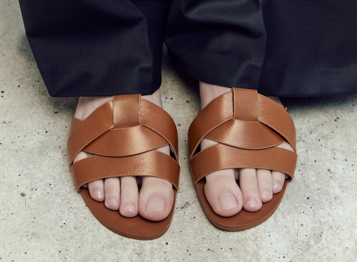 Sandalias planas de piel con tiras cruzadas de Zara