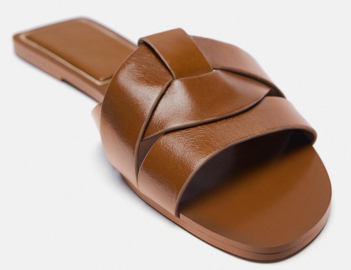 Sandalias planas de piel con tiras cruzadas de Zara