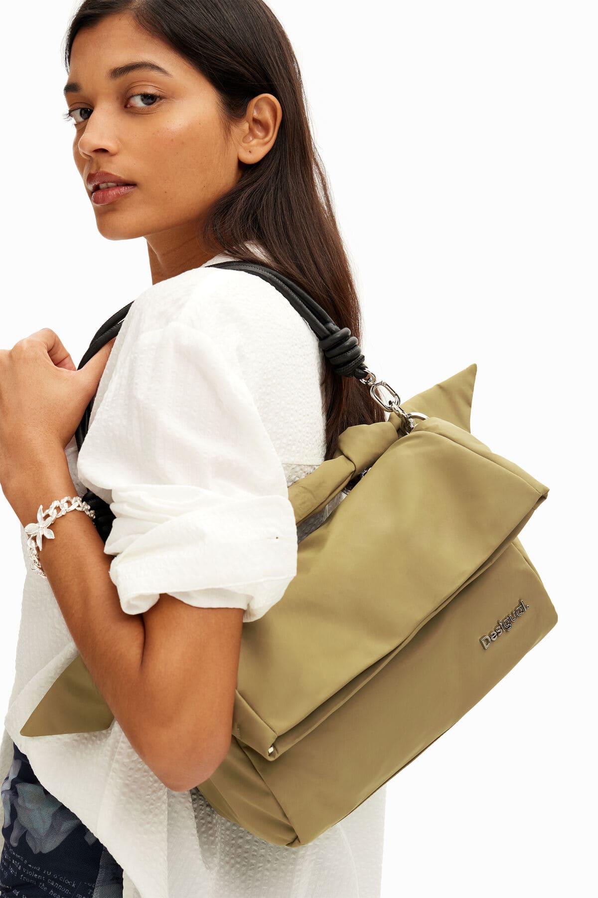 El bolso tamaño M acolchado multiposición de Desigual