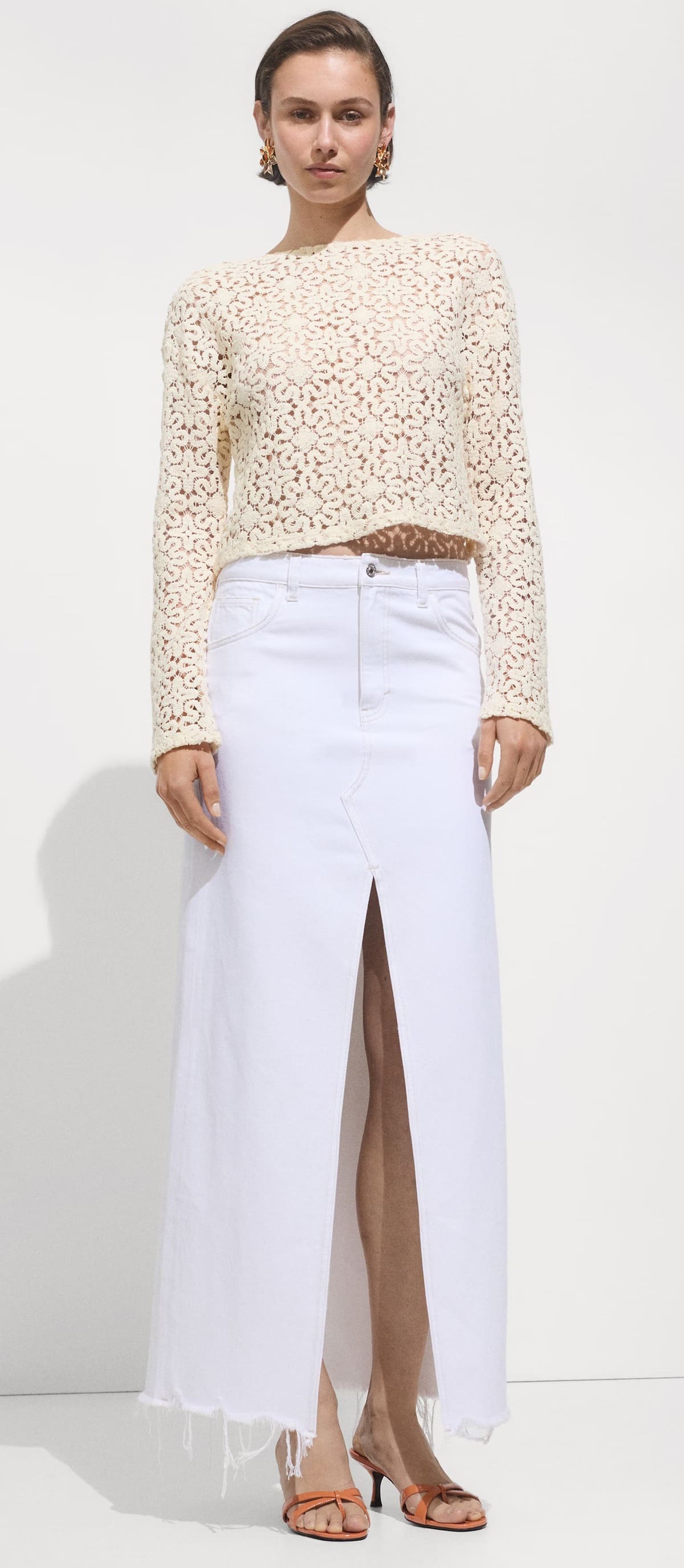 El jersey de crochet con flores de Mango