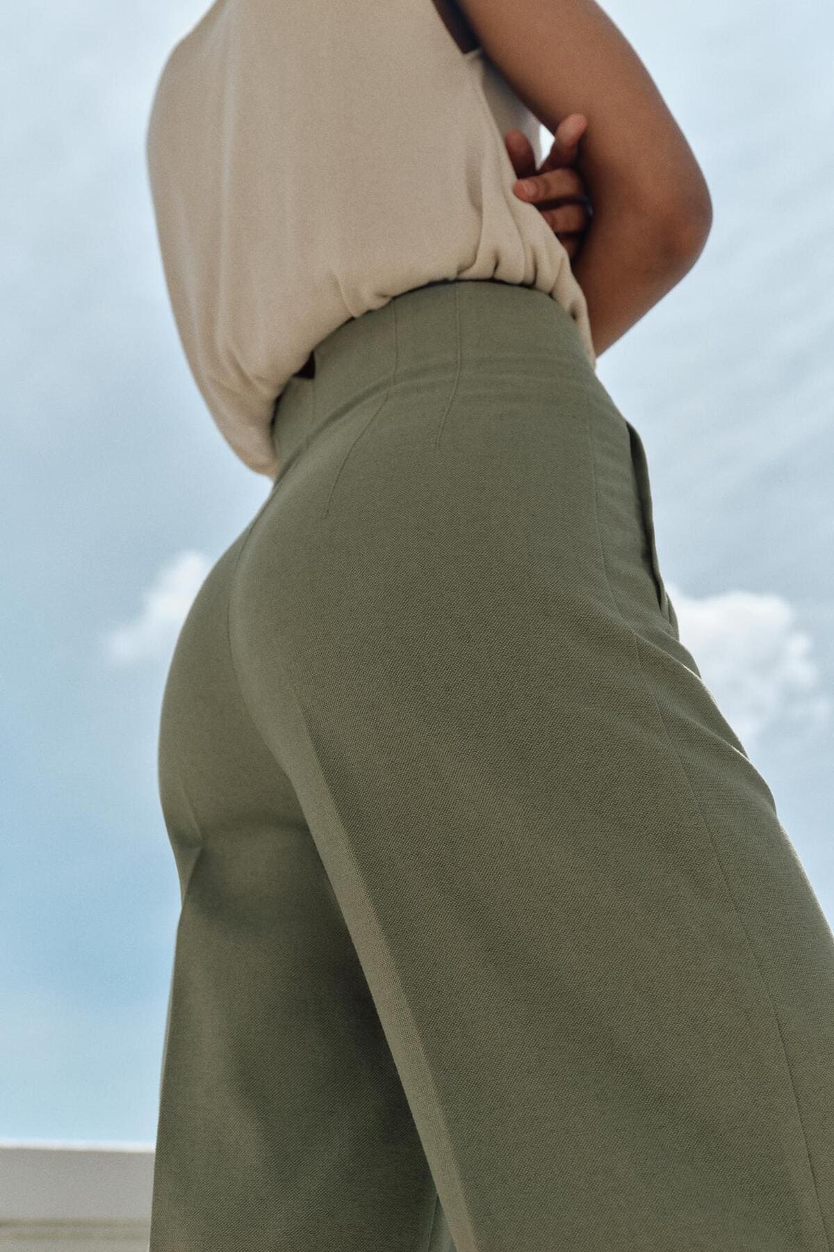 El pantalón recto de tiro alto y estilo rústico de Zara