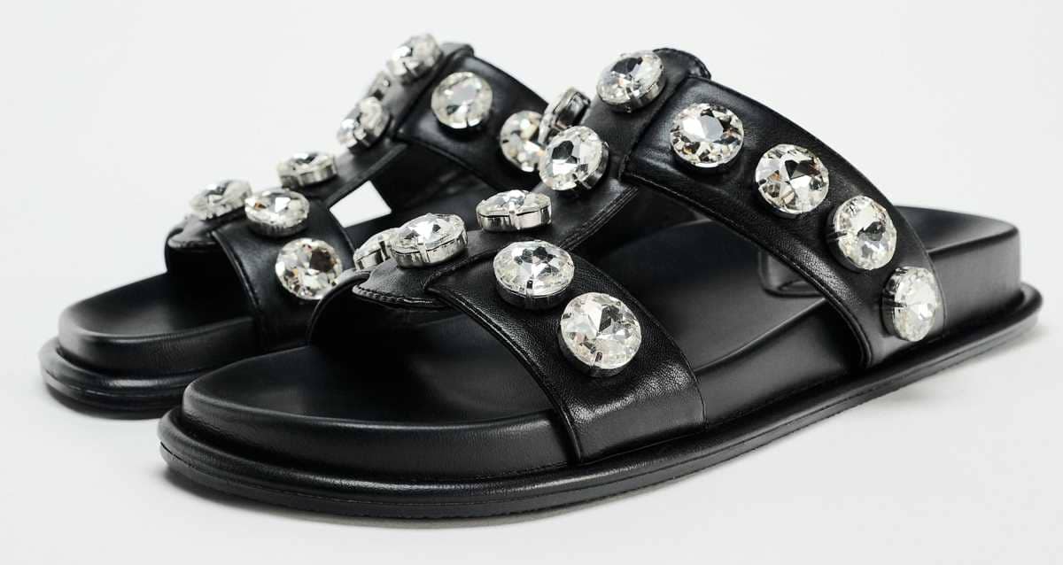 Sandalia plana adorno brillos de Zara