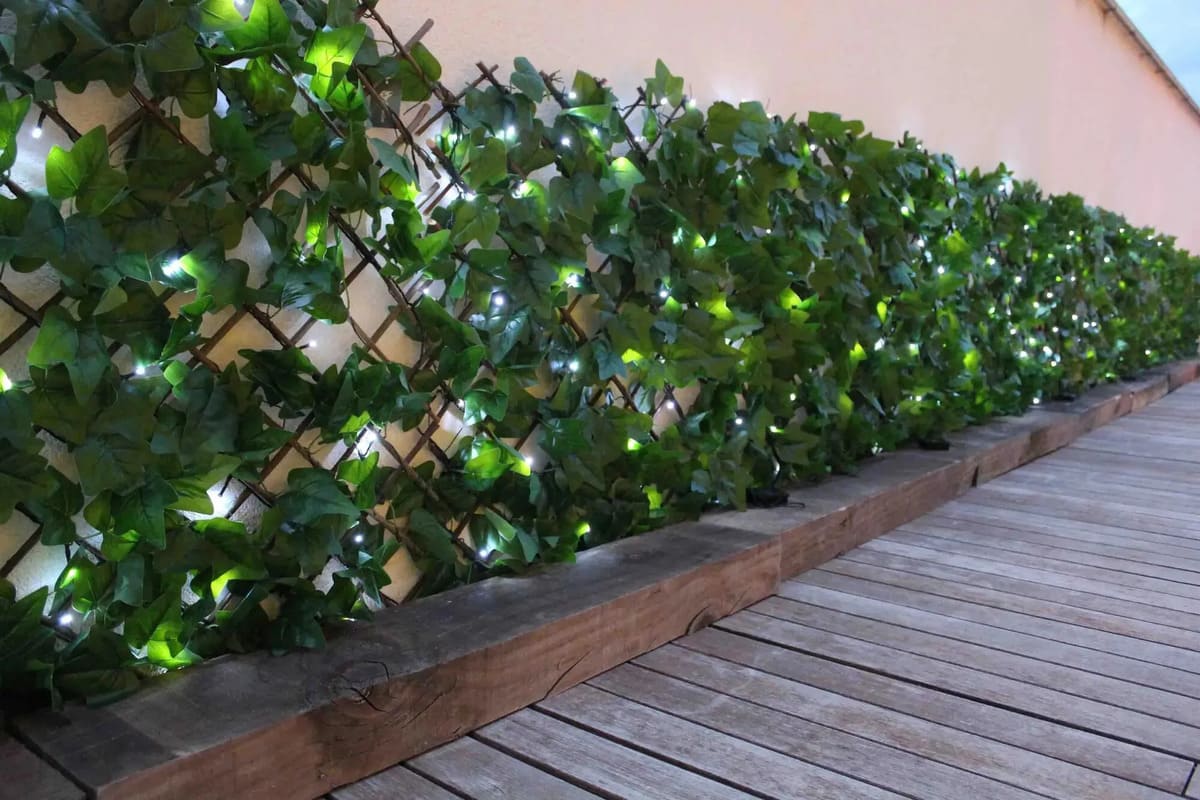 Celosía extensible de hiedra con sistema de iluminación LED SINDER