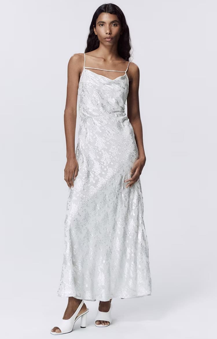 El vestido jacquard de color plata de Sfera en El Corte Inglés