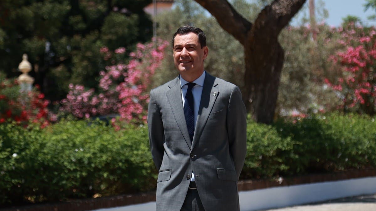 Juanma Moreno, a su llegada a la bodega | Cristo García