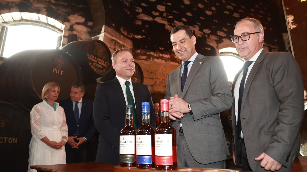 Juanma Moreno, en el interior de la bodega | Cristo García