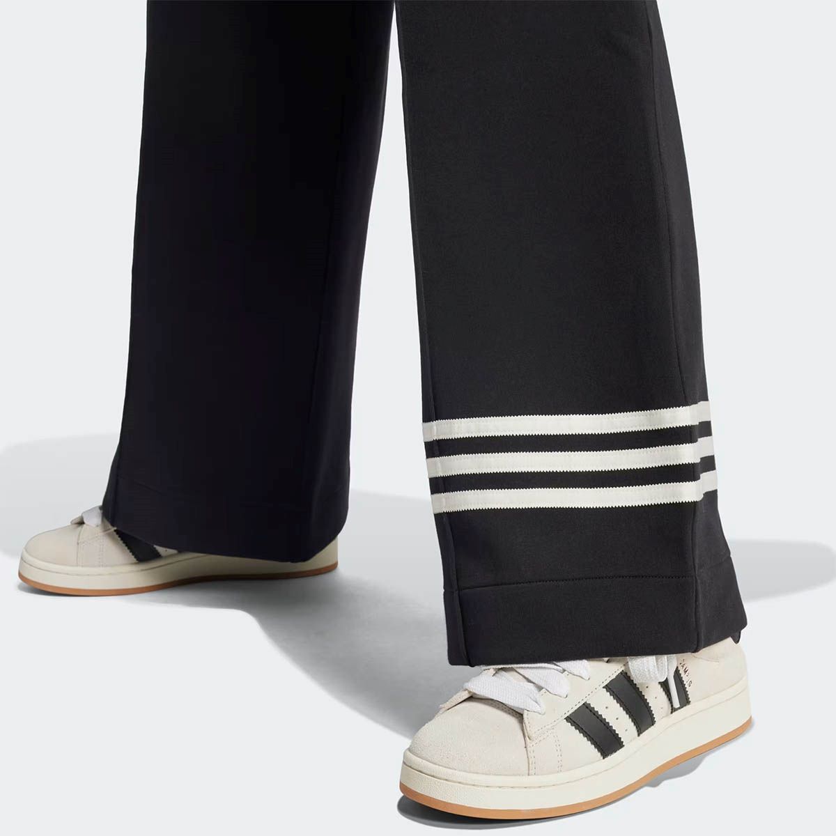 El nuevo pantalón negro de campana Adicolor de Adidas