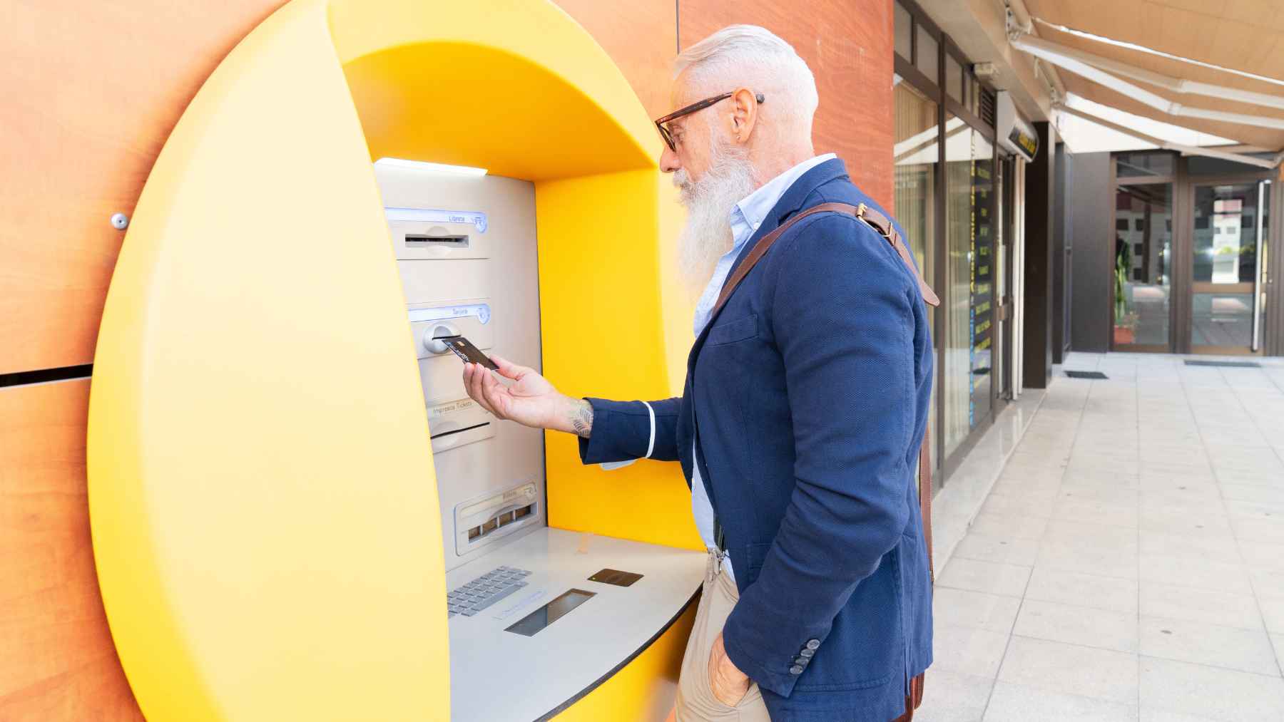 Un pensionista acude al banco para cobrar la paga extra de verano