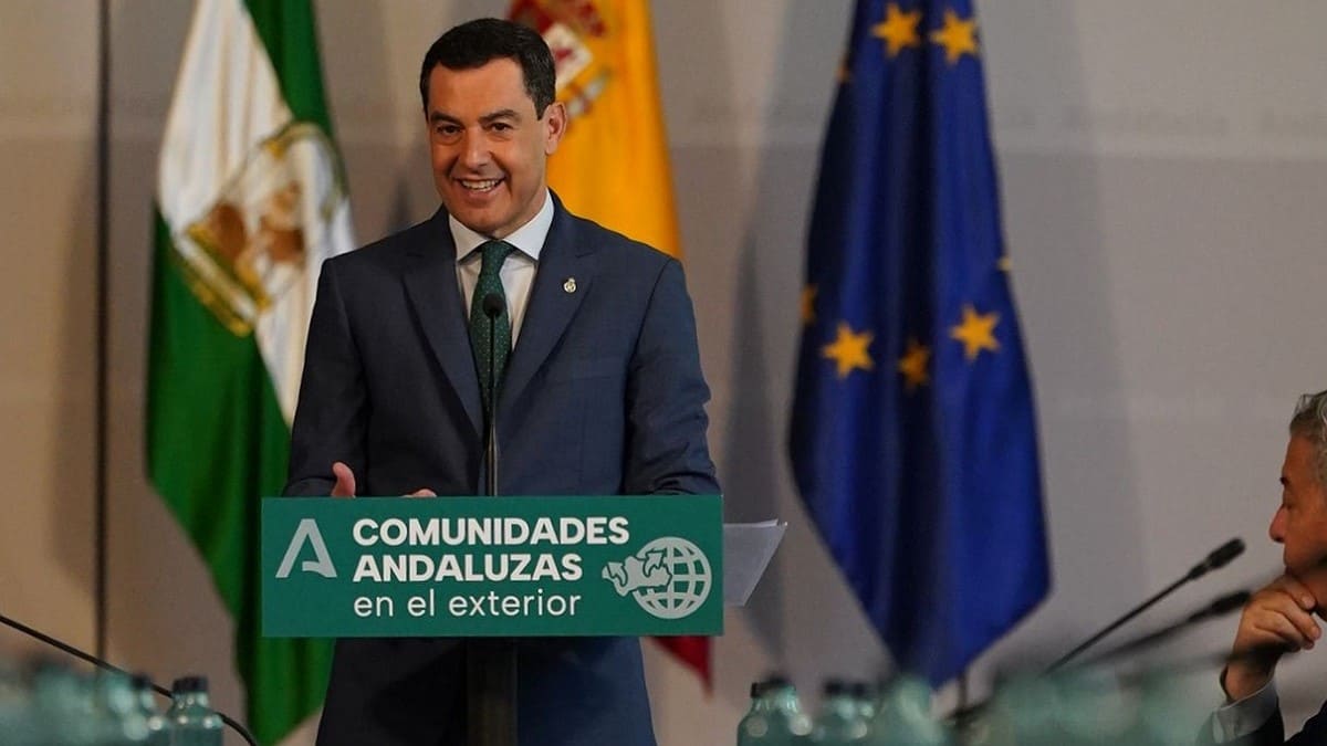 Juanma Moreno, en la sesión plenaria del Consejo de Comunidades Andaluzas