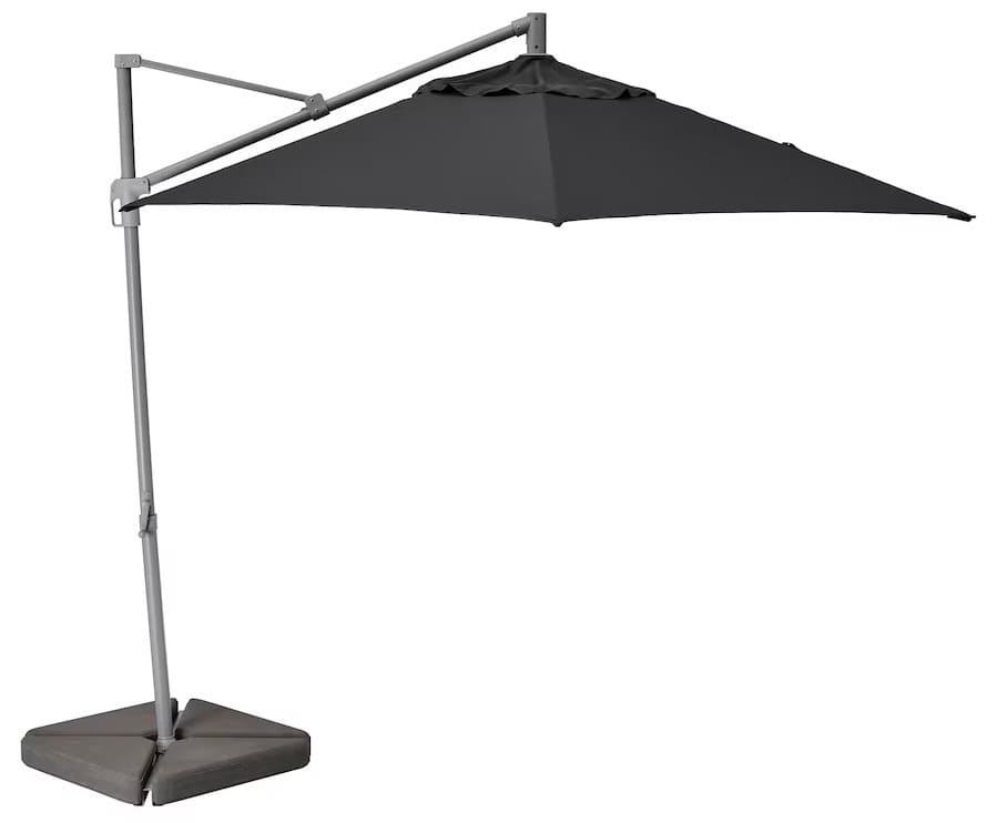 La sombrilla colgante con base color antracita HISSÖ de Ikea
