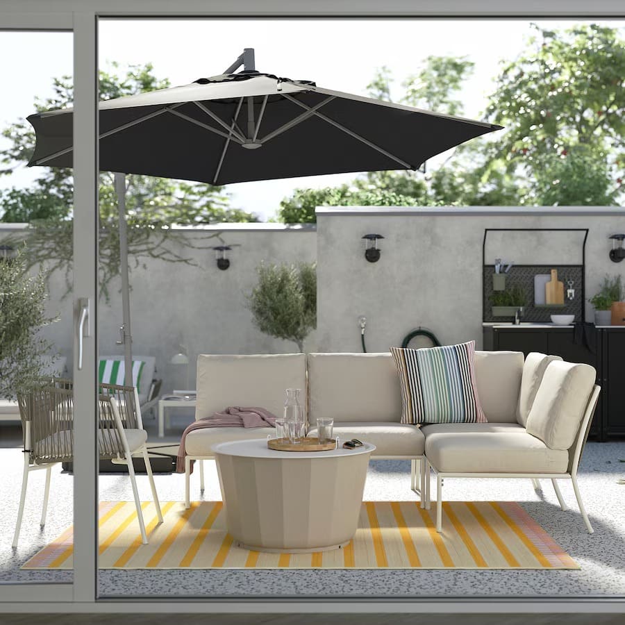 La sombrilla colgante con base color antracita HISSÖ de Ikea