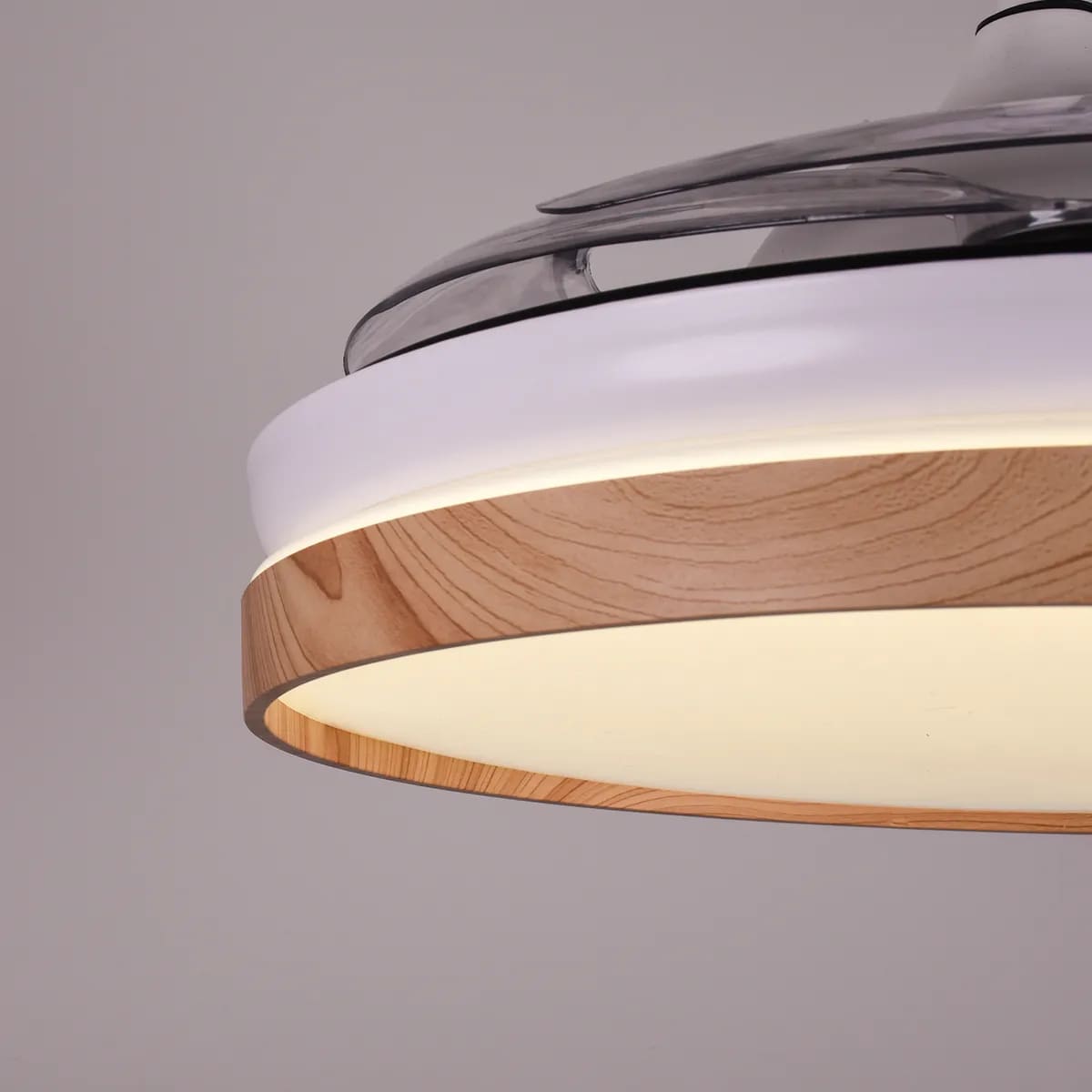 El ventilador DC COSMOS con 4 aspas retráctiles y luz LED de Leroy Merlin