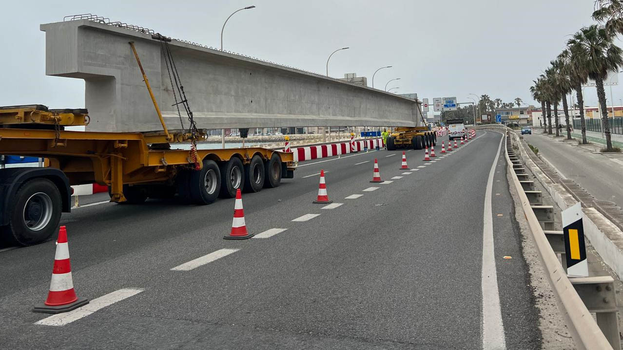 Transporte de nuevas vigas para el puente Carranza