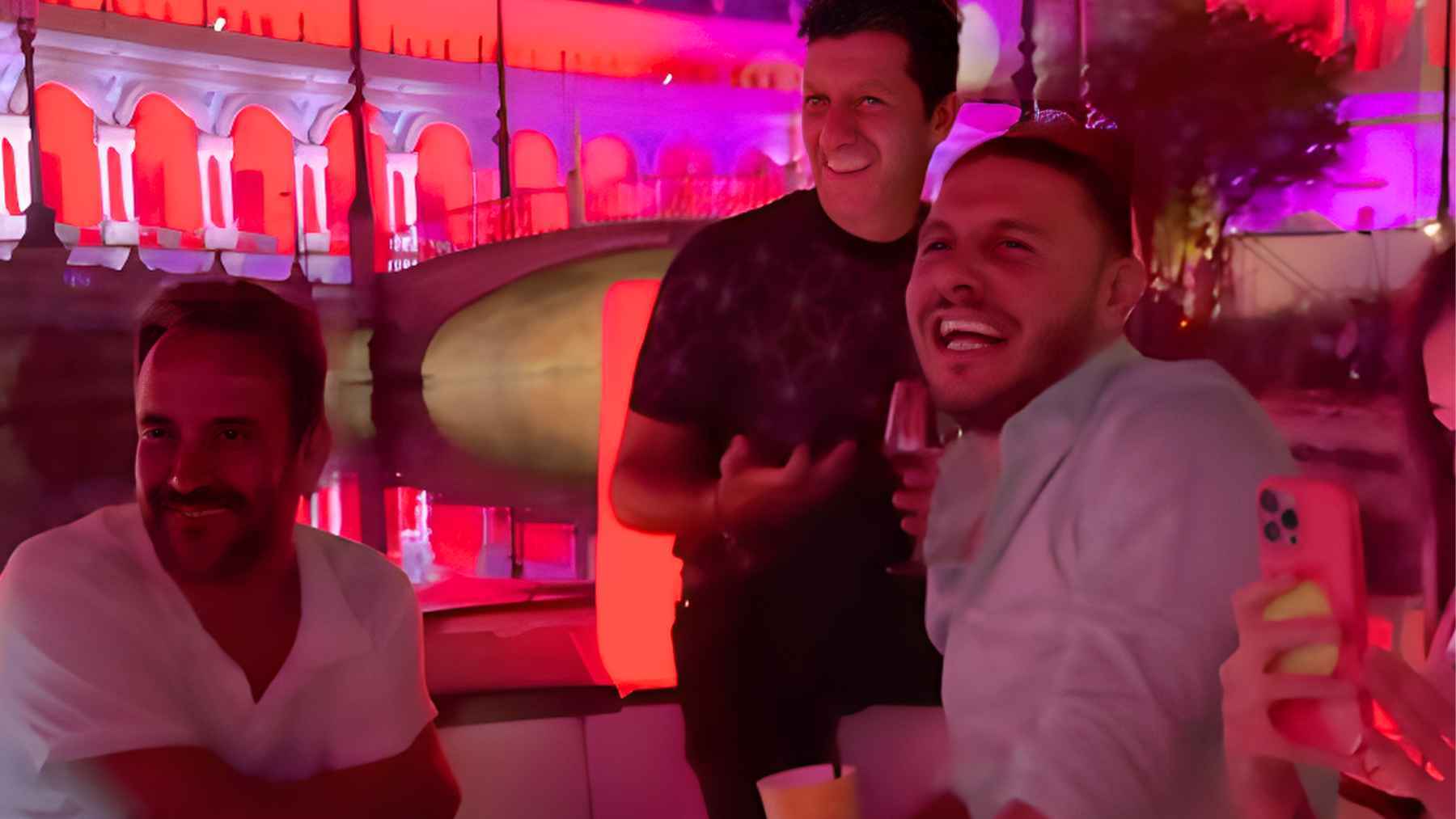 Joaquín Sánchez disfrutando de un paseo en barco en la Plaza de España | Instagram