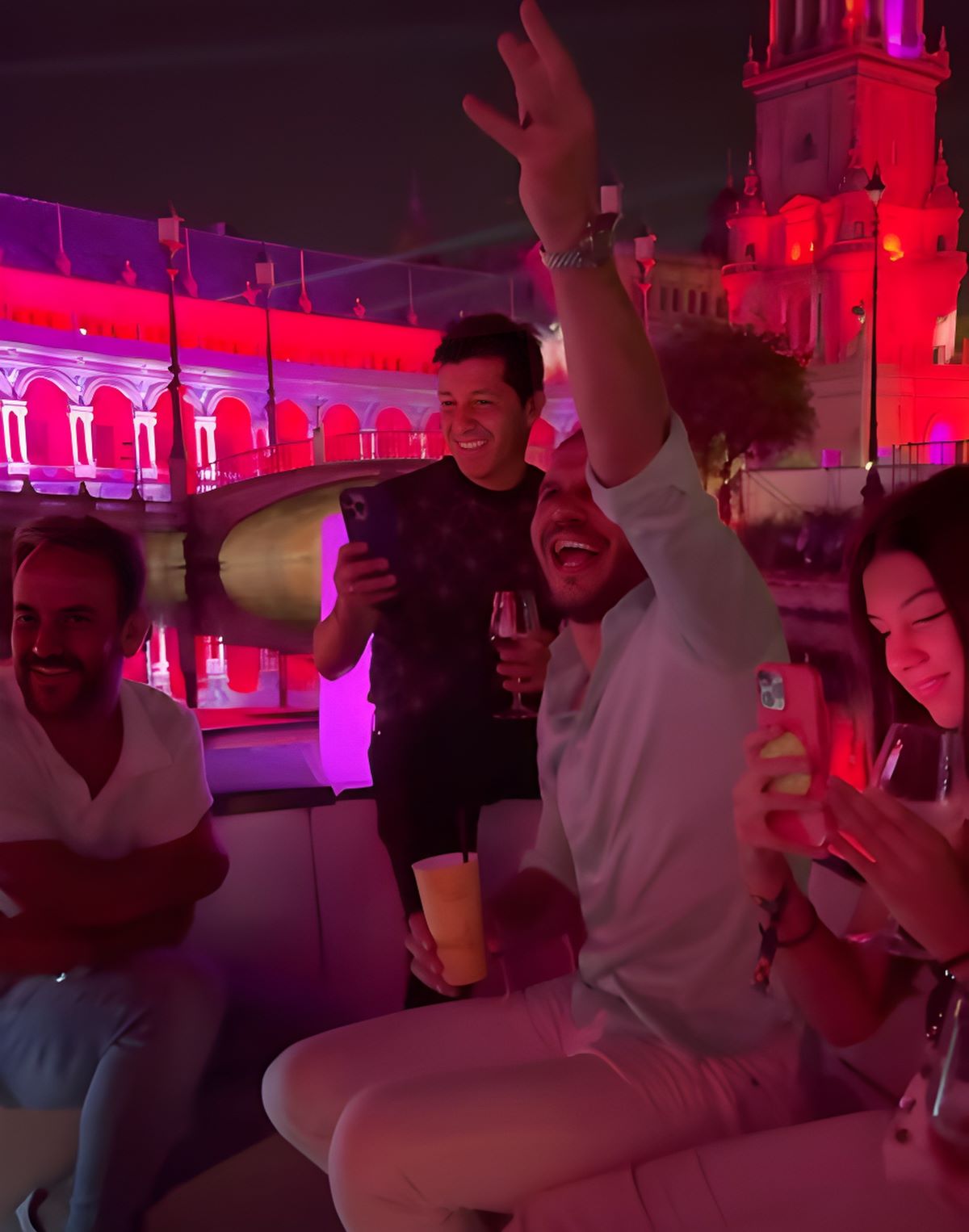 Joaquín Sánchez disfrutando de un paseo en barco en la Plaza de España | Instagram