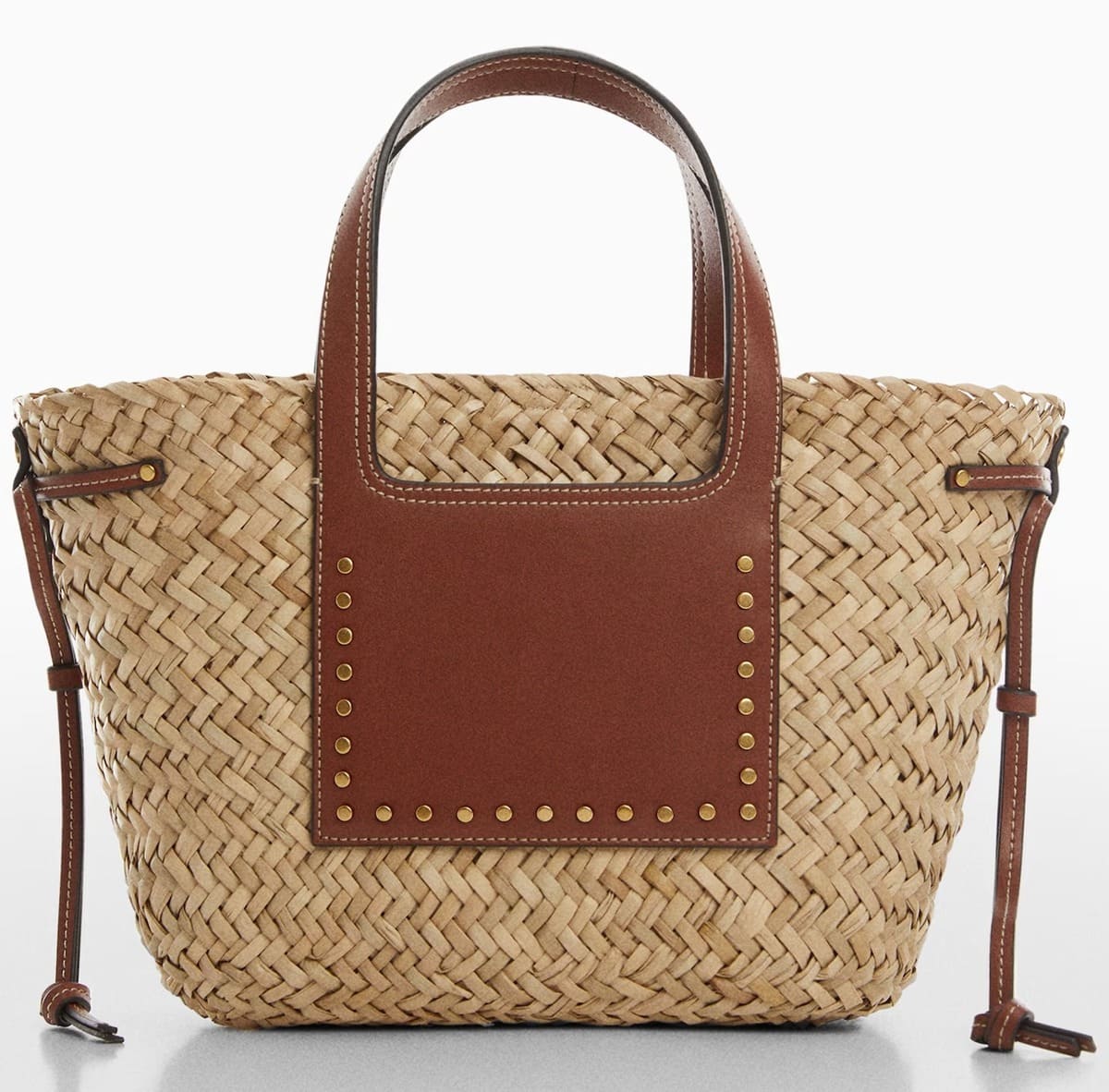 El bolso capazo con detalles de tachuelas de Mango