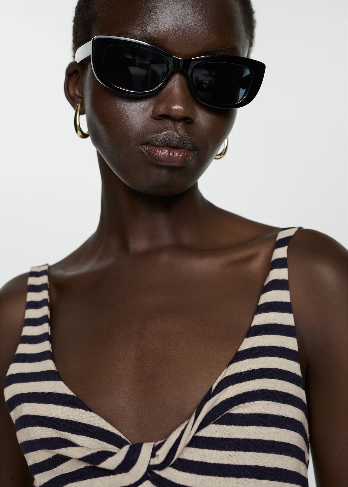 El nuevo vestido de lino a rayas con detalle de nudo de Mango