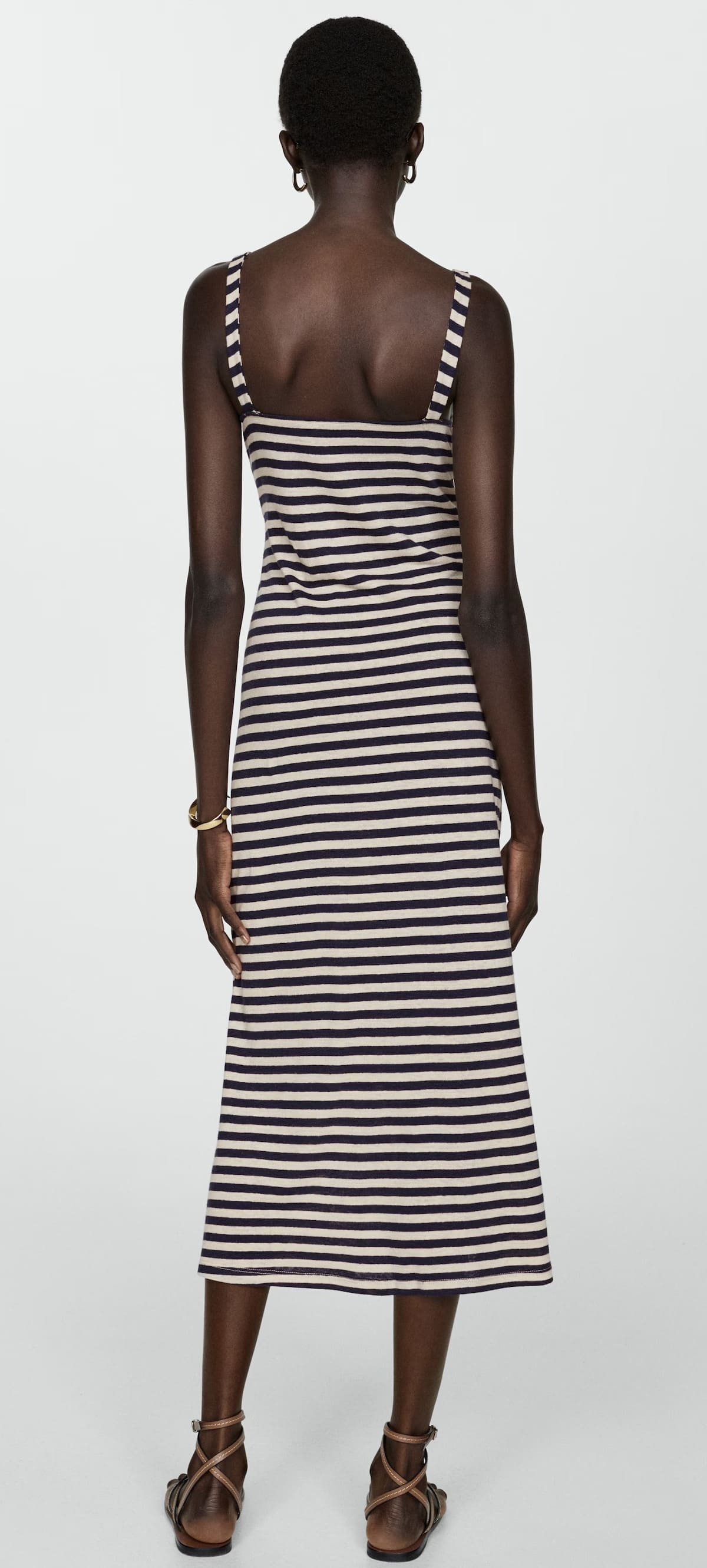 El nuevo vestido de lino a rayas con detalle de nudo de Mango