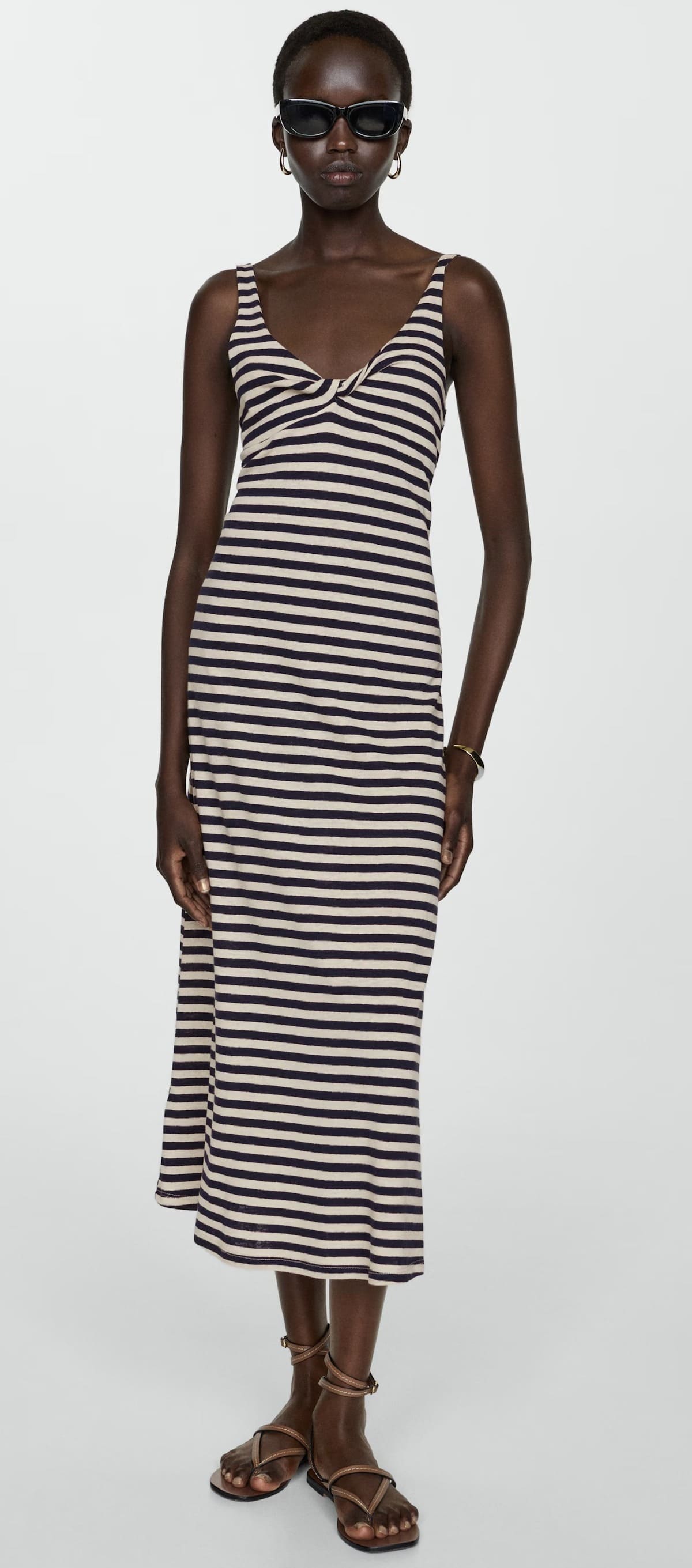 El nuevo vestido de lino a rayas con detalle de nudo de Mango