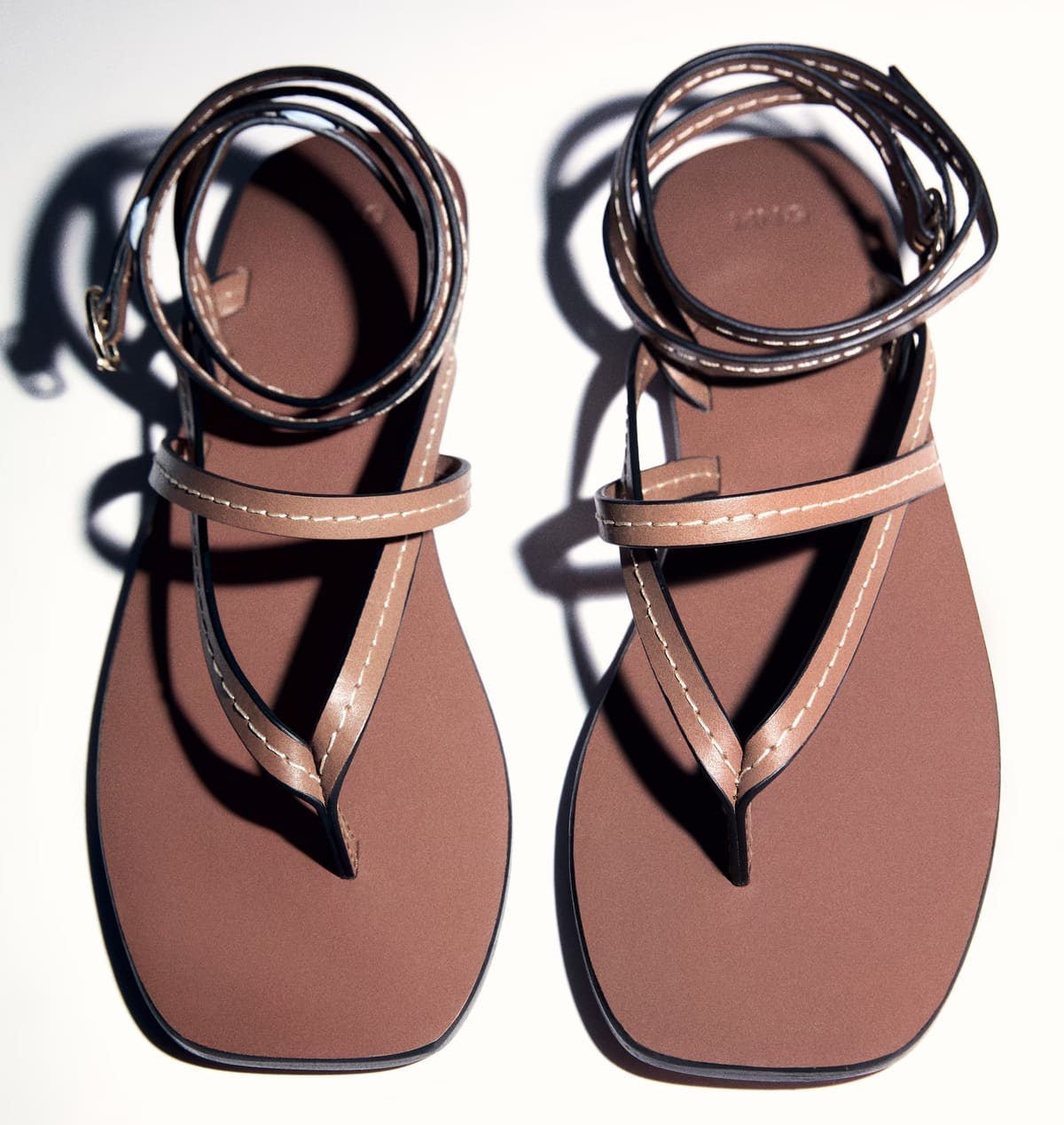 Las sandalias de piel con tiras de Mango