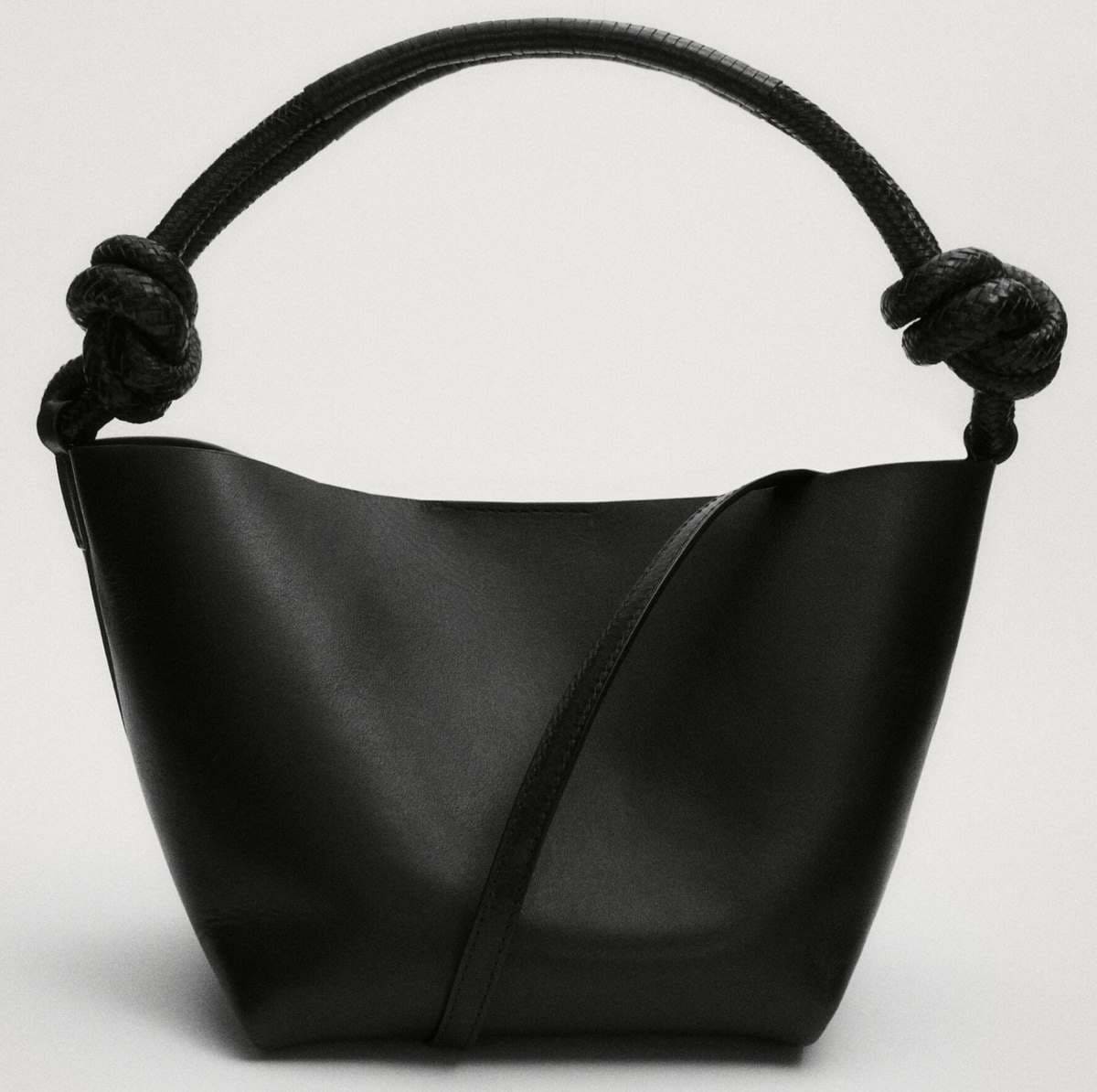 Bolso bandolera piel napa detalle nudo de Massimo Dutti