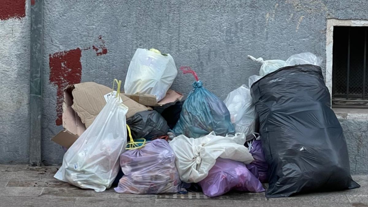 Basura en la calle Bizcocheros de Jerez