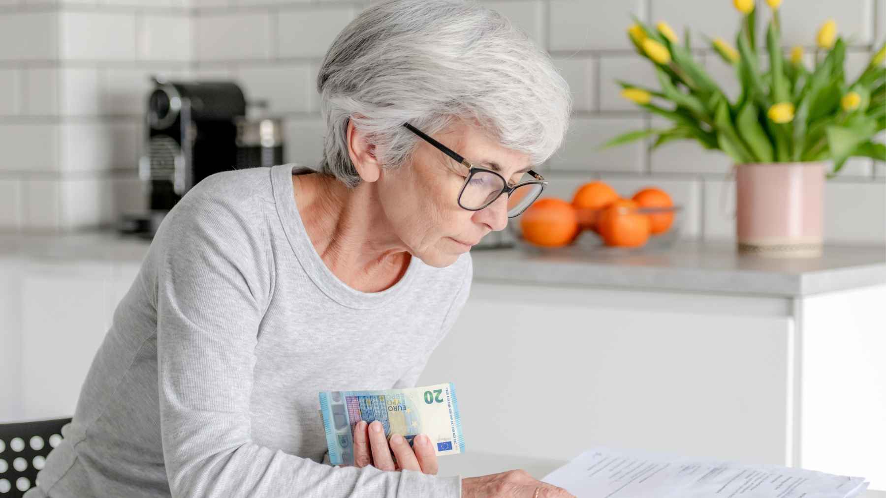 Una pensionista recibe el nuevo regalo del Imserso