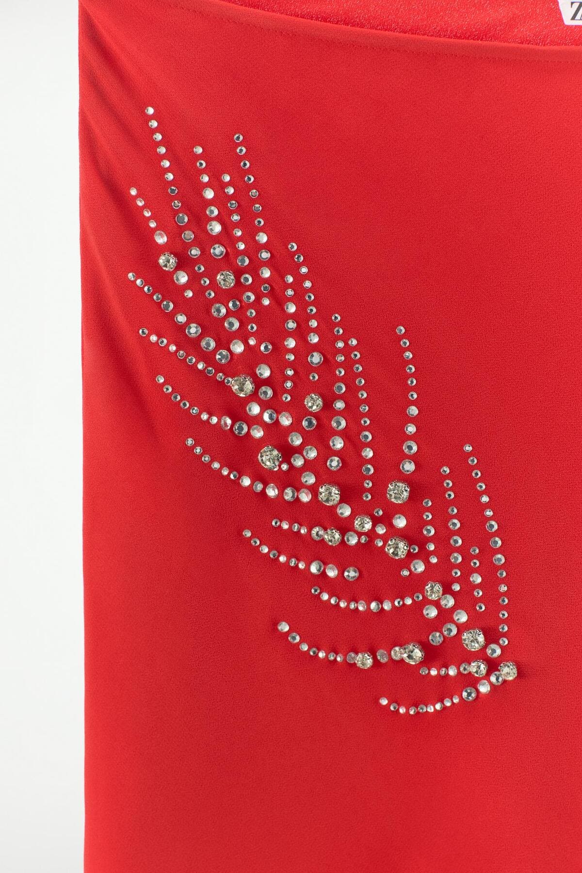 La nueva falda drapeada con joyas de color rojo de Zara