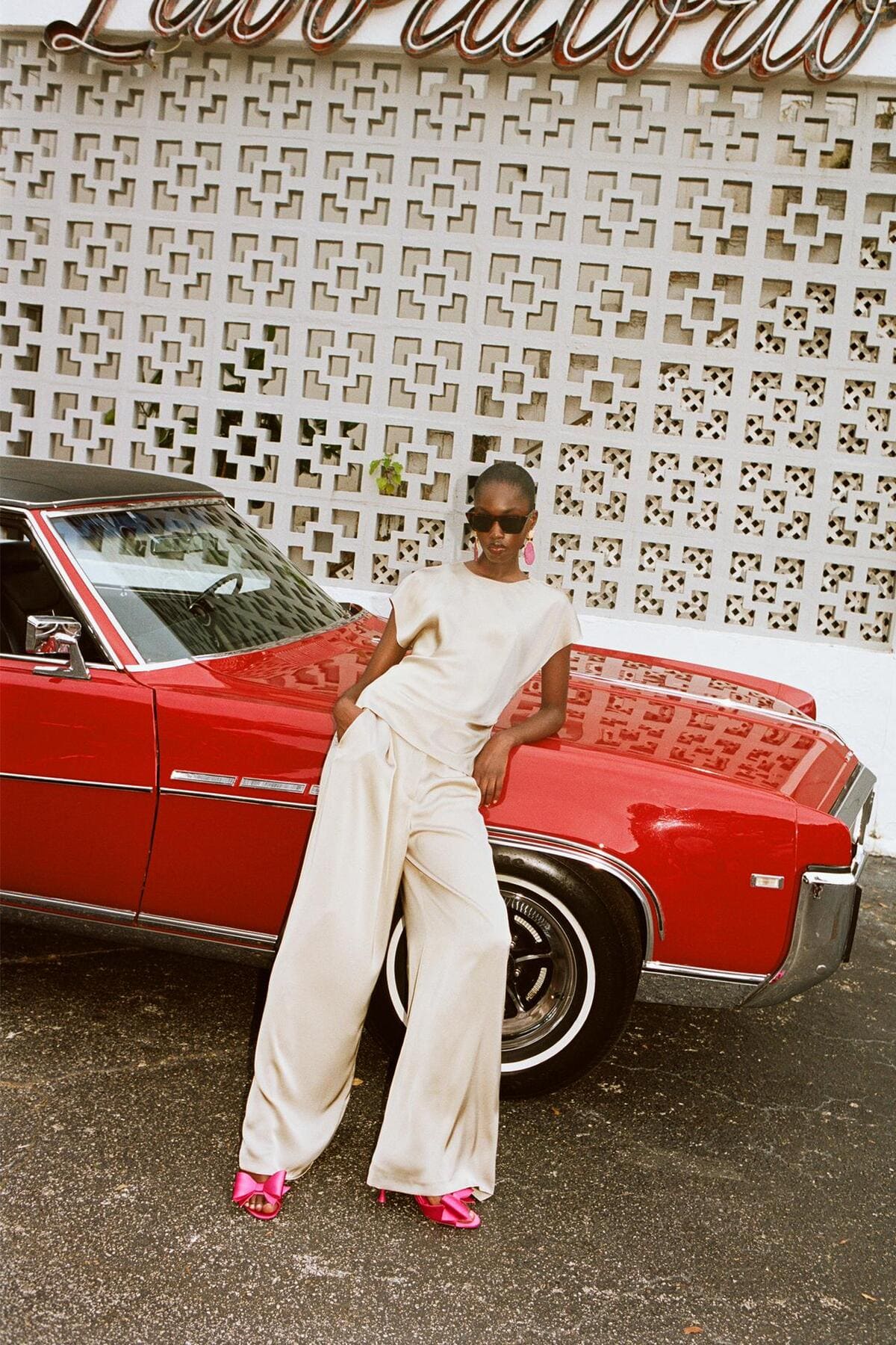 El nuevo pantalón ancho satinado de color cava de Zara