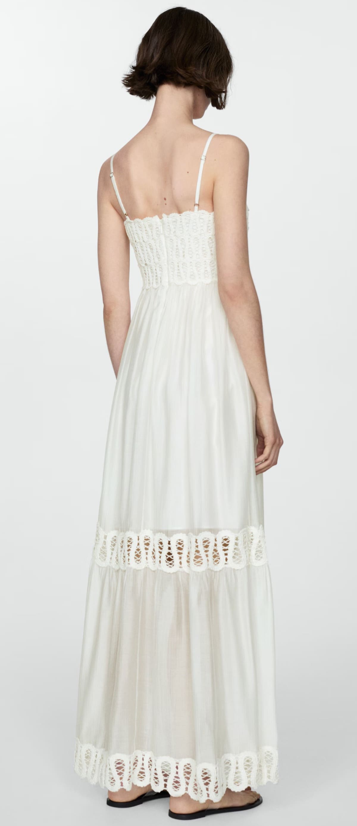 El nuevo vestido con detalles bordados en color blanco roto de Mango