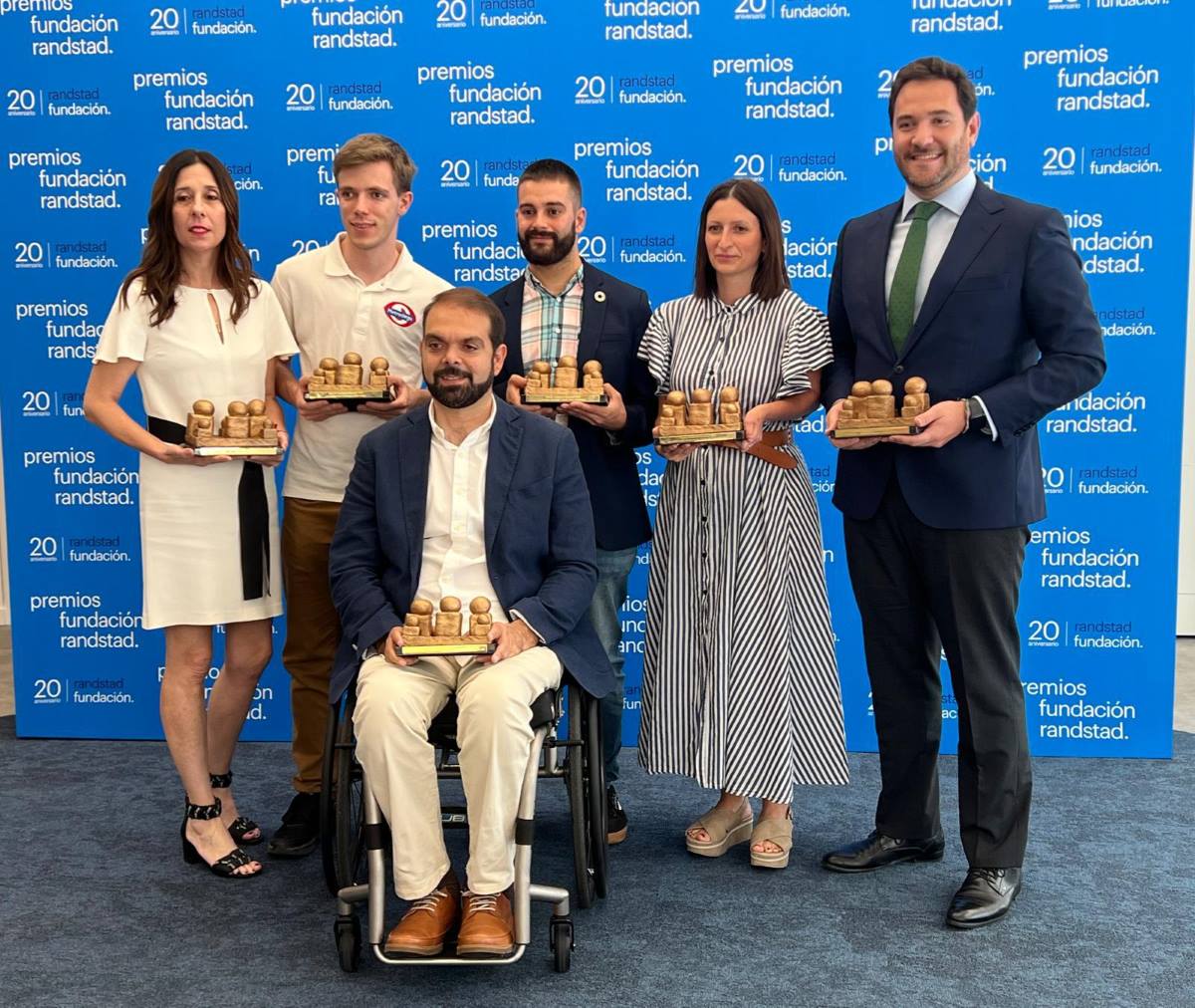 Francisco Zuasti, en el centro de la imagen, junto a los galardonados por la Fundación Randstad