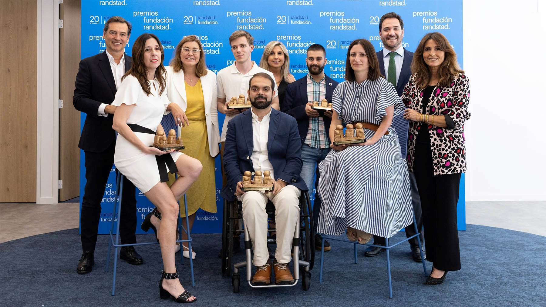 Miembros de la Fundación Randstad posan con los premiados
