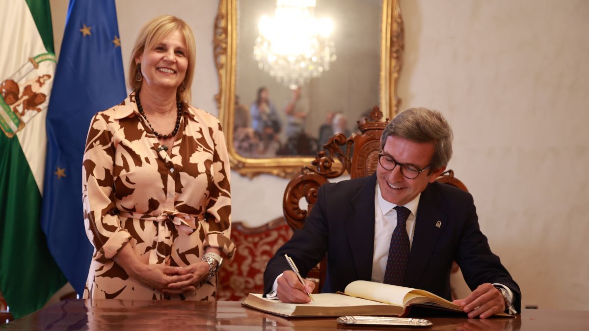 El consejero Jorge Paradela firmando el Libro de Honor del Ayuntamiento de Jerez | Cristo García