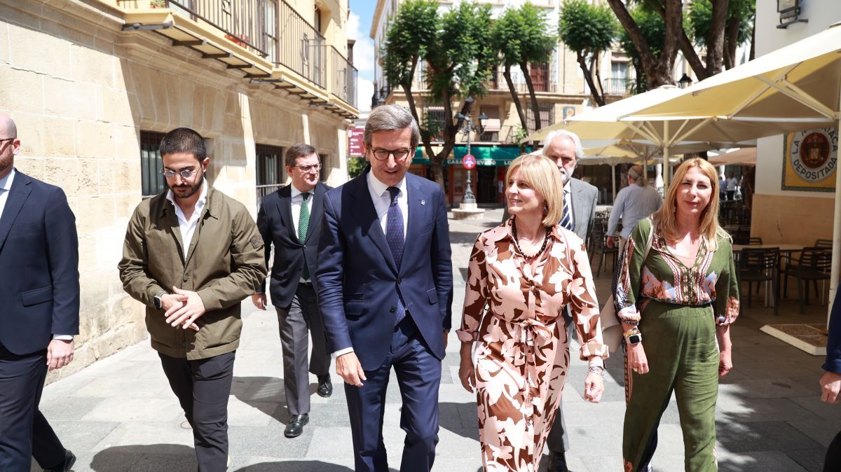 El consejero Jorge Paradela y María José García-Pelayo | Cristo García