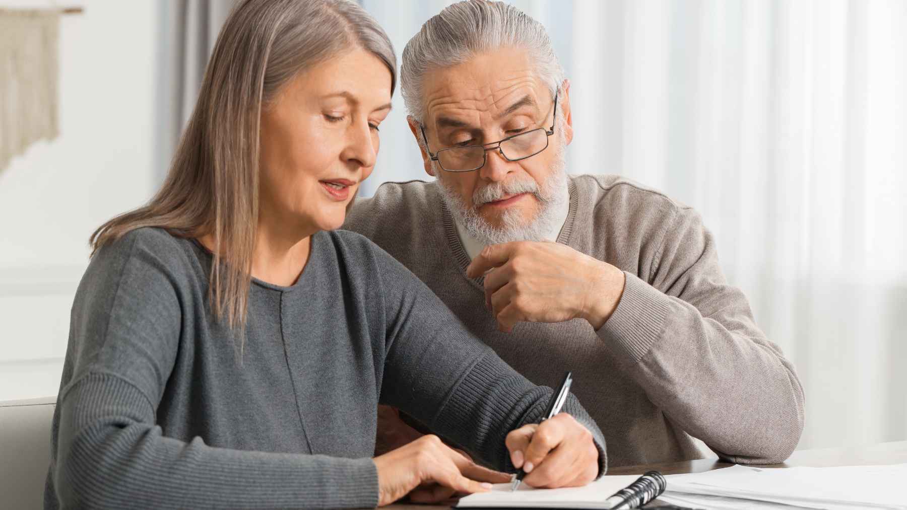 Una pareja de pensionistas revisa su pensión de la Seguridad Social