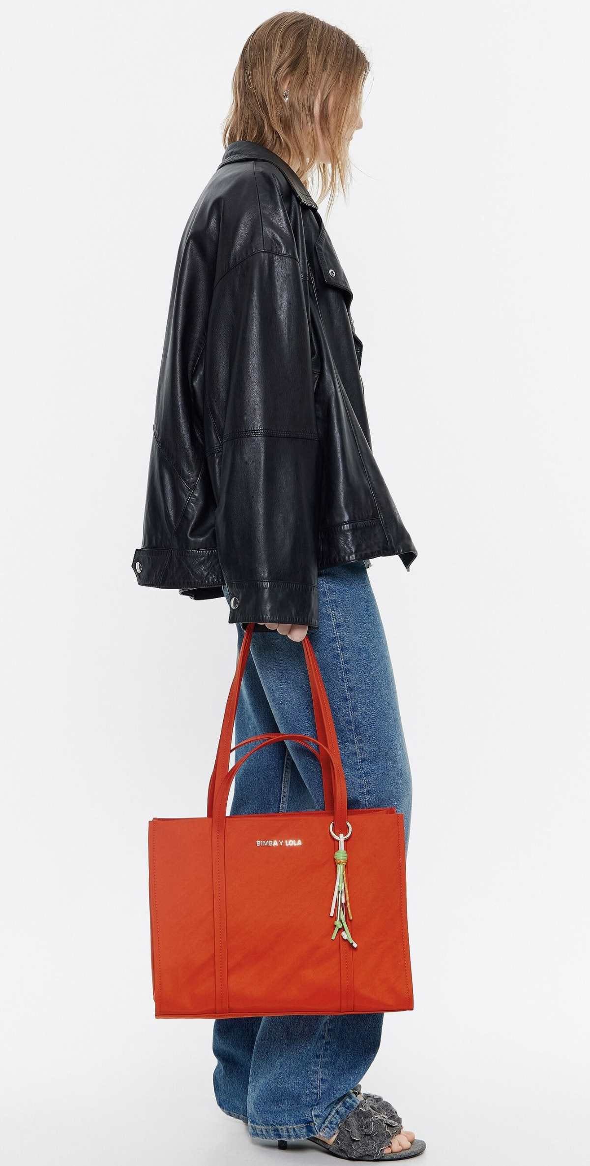 Bolso shopper grande nylon coral de Bimba y Lola