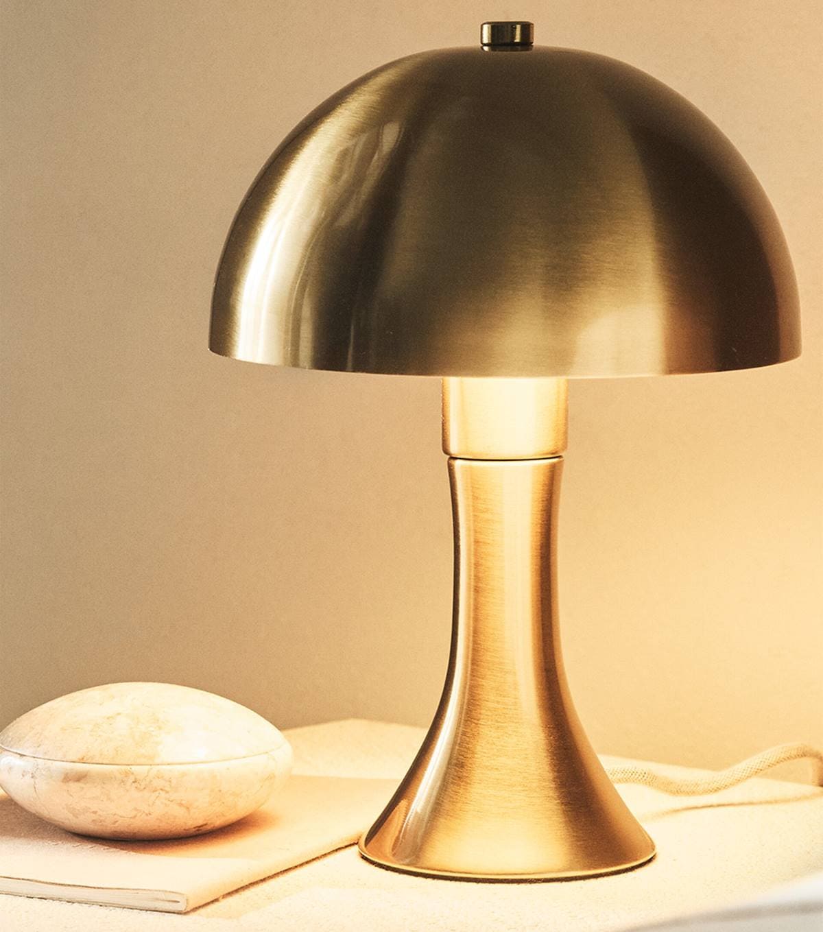 Lámpara mesa táctil monocolor de Zara Home