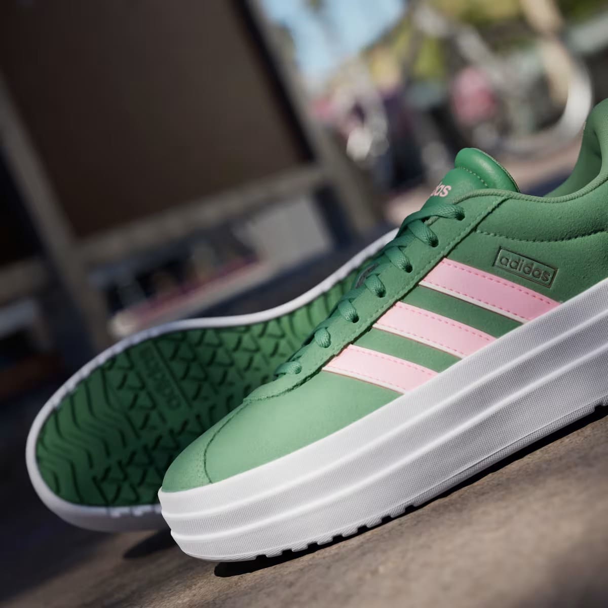 La nueva zapatilla retro VL Court Bold de color verde de Adidas