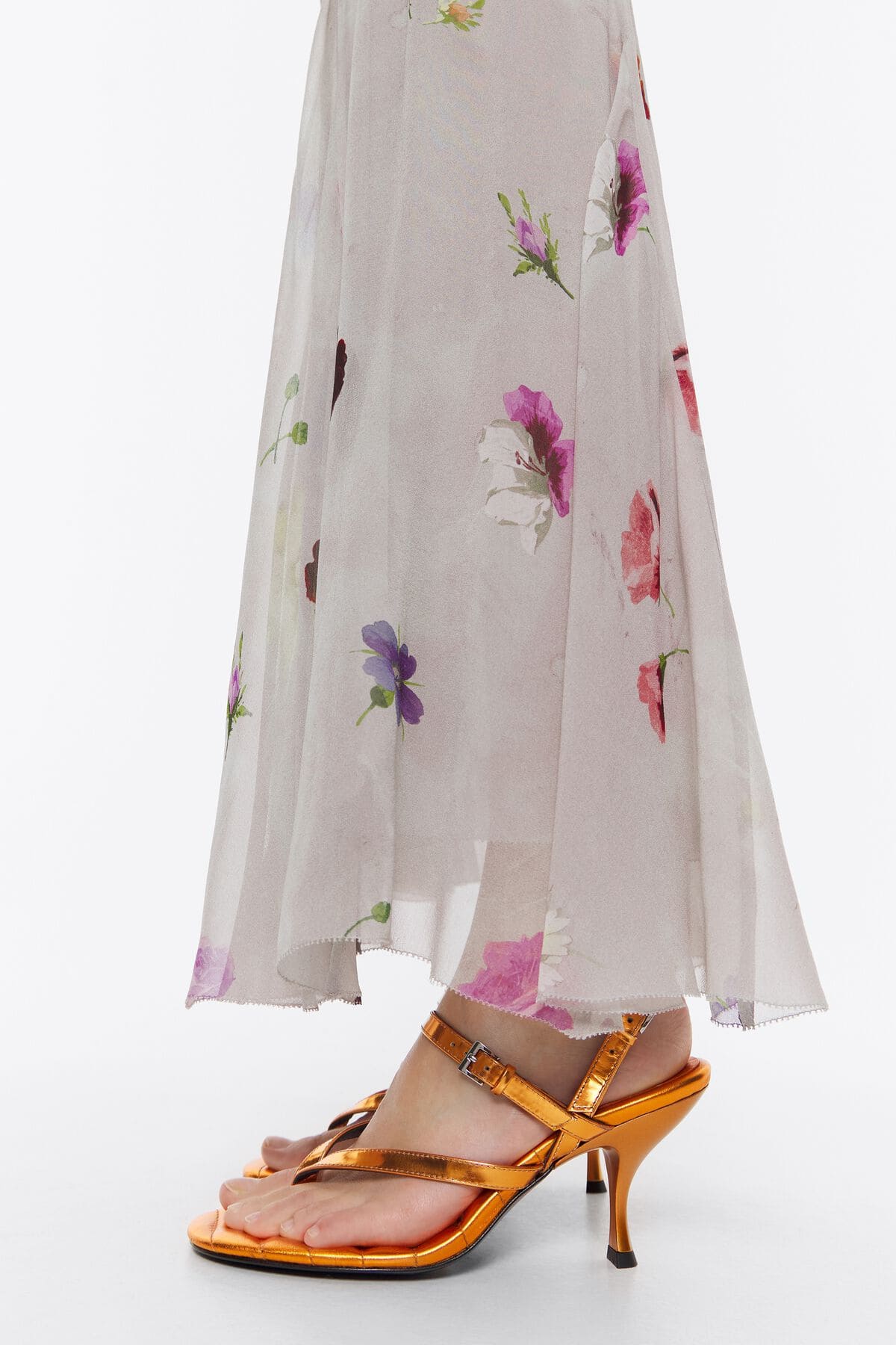 Las sandalias de tacón con tiras de piel en color naranja de Bimba y Lola