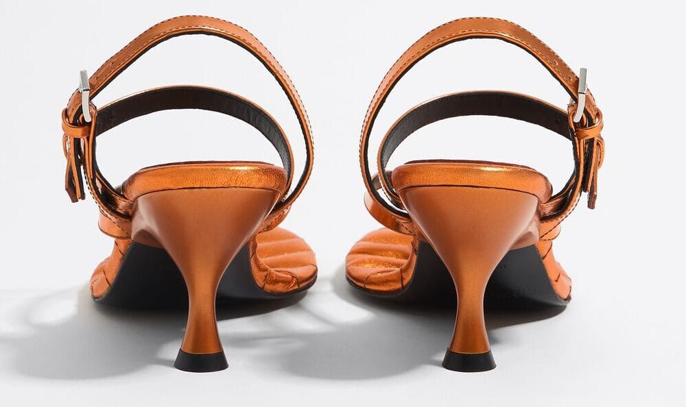 Las sandalias de tacón con tiras de piel en color naranja de Bimba y Lola