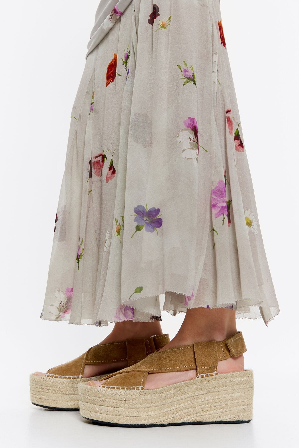 Las sandalias de cuña alta de yute con serraje marrón de Bimba y Lola