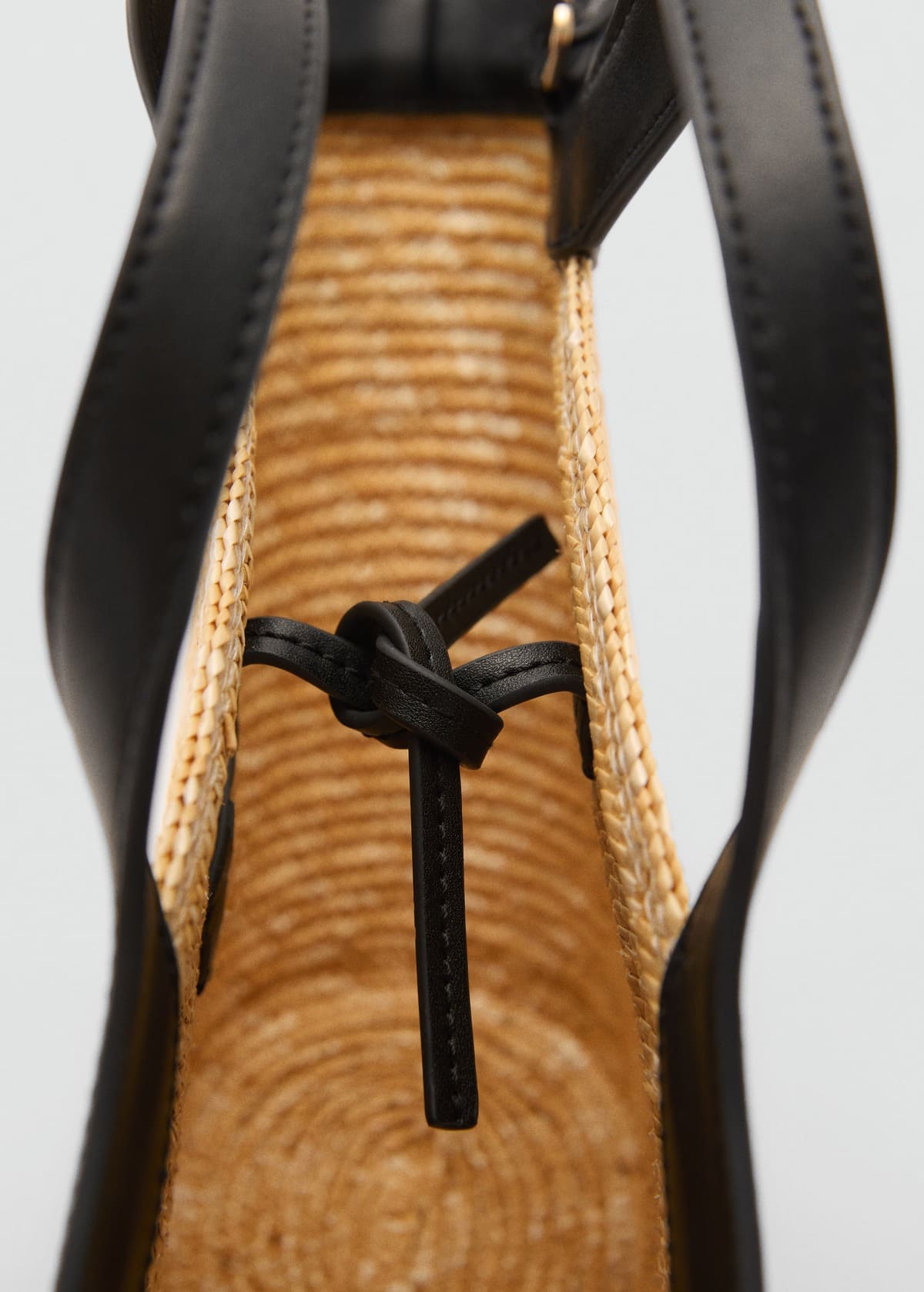 El bolso capazo de fibra natural de Mango