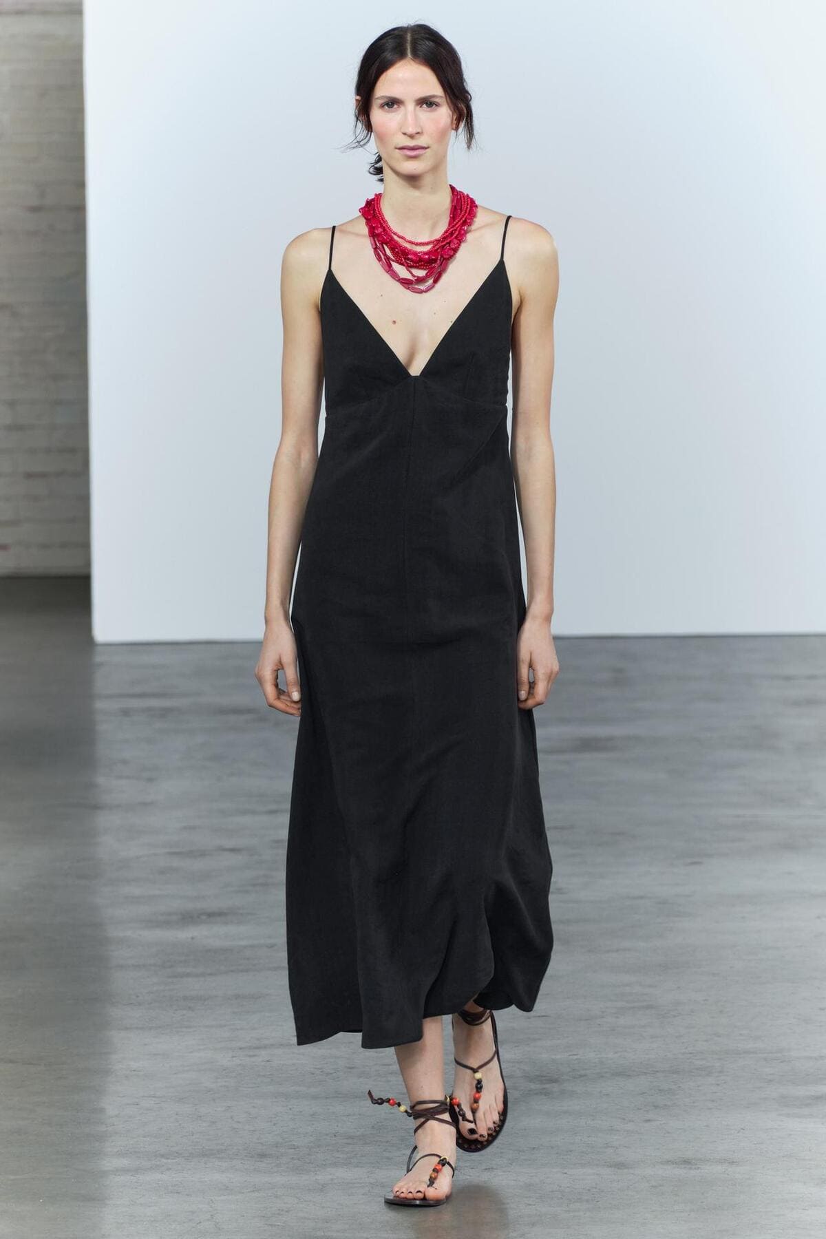 El vestido midi ZW Collection en color negro de Zara