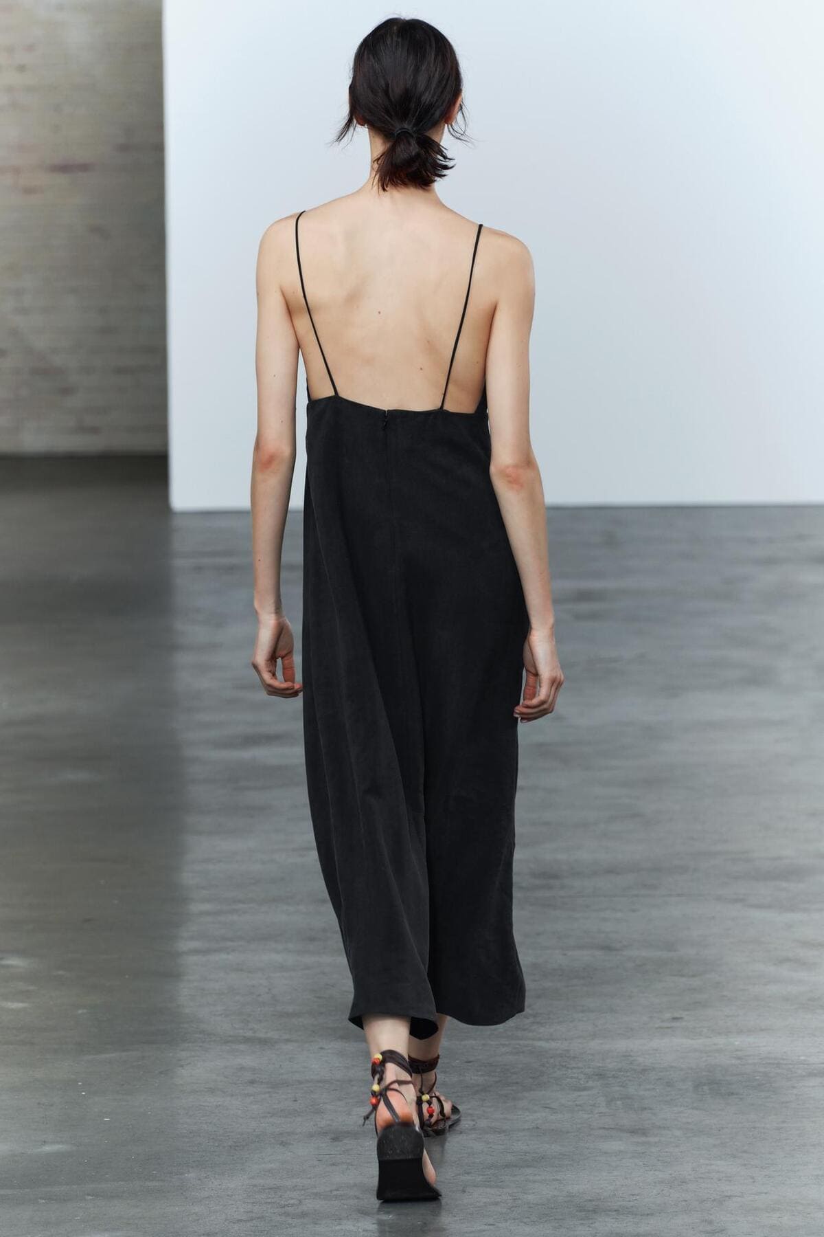 El vestido midi ZW Collection en color negro de Zara