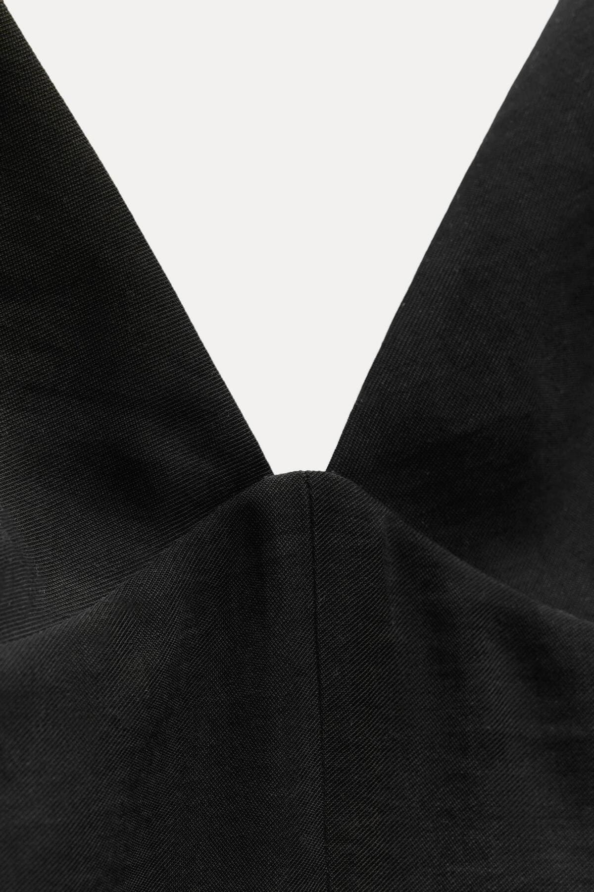 El vestido midi ZW Collection en color negro de Zara