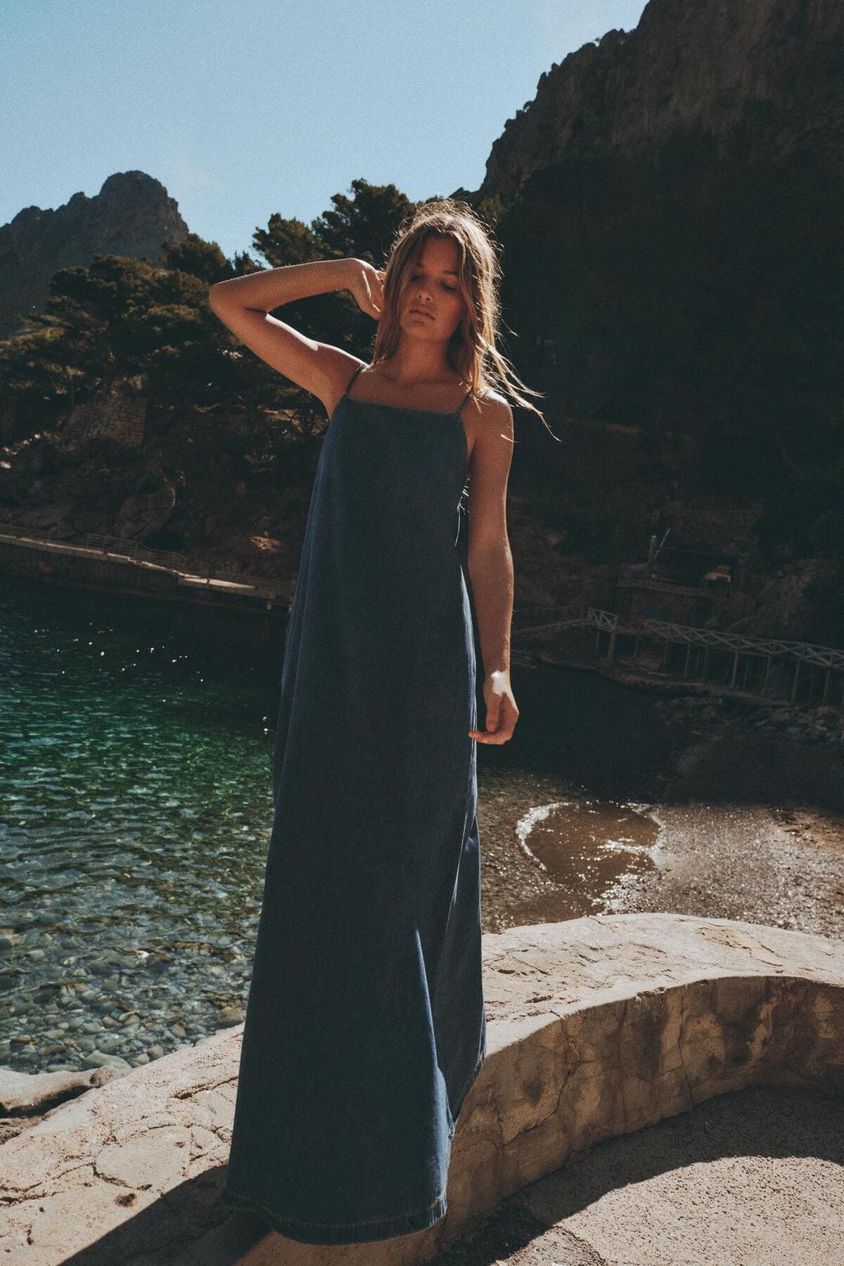 El vestido midi denim TRF de Zara