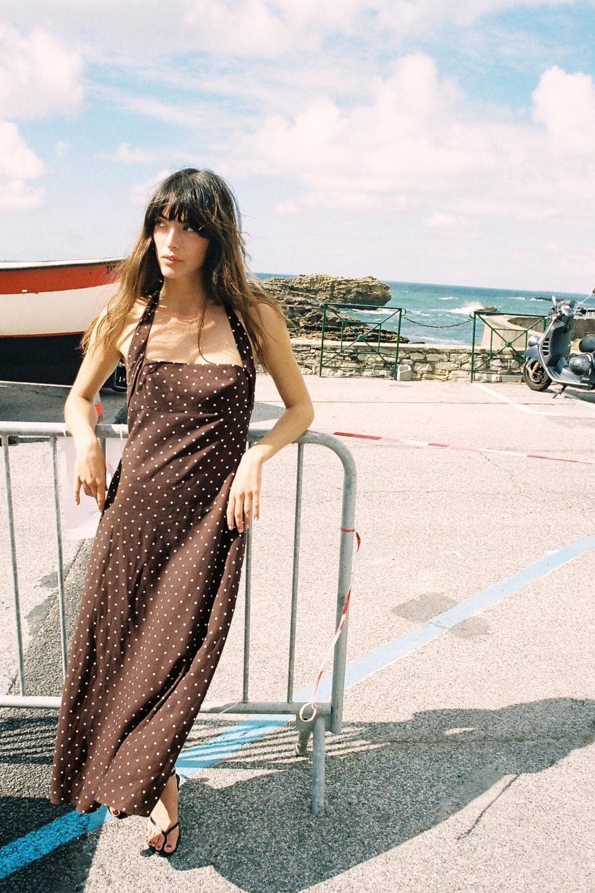 El vestido midi de lunares con lino en color marrón de Zara